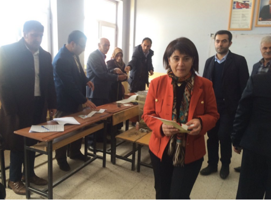 Li Tirkiyê serkirdeyên partiyên serekî dengê xwe bikar tînin